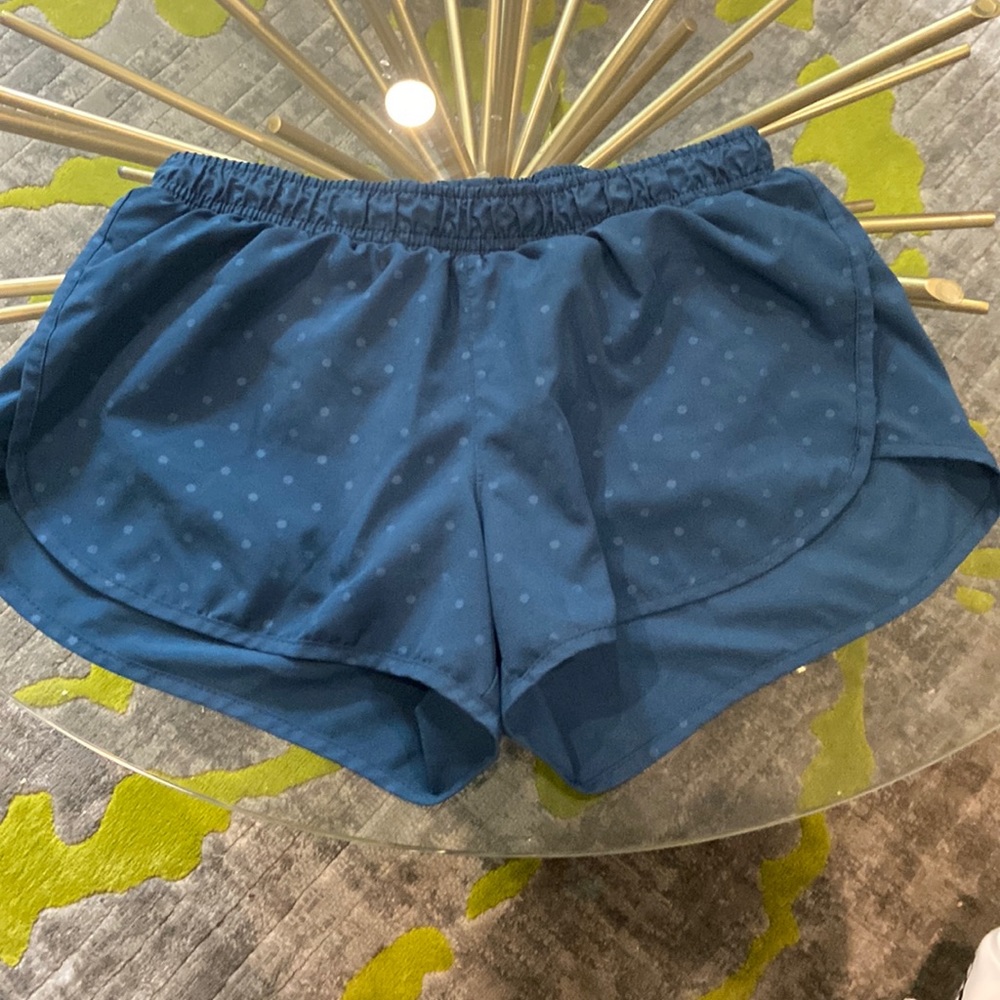 These are old navy dry fit shorts. Size xs in woman’s.